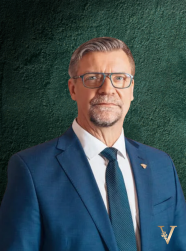 Value Summit 2025 Keynote -puhuja Jukka Jalonen on yksi suomalaisen urheilujohtamisen suurimmista nimistä – Suomen jääkiekkomaajoukkueen kaikkien aikojen menestynein päävalmentaja ja arvostettu arvojohtaja. Jalonen on luotsannut Leijonat kolmeen maailmanmestaruuteen ja olympiakultaan. Tämän lisäksi hänen johtajuutensa näkyy myös kaukalon ulkopuolella: arvoissa, luottamuksessa ja ihmisten potentiaalin esiin tuomisessa. Jalosen johtamisfilosofia perustuu avoimuuteen, kunnioitukseen ja yhteisen suunnan rakentamiseen. Hän ei puhu voittamisesta vain tuloksina, vaan kulttuurina, joka luodaan ihmisistä ja heidän välisistä suhteistaan. Hänen kokemuksensa huippupaineen alla johtamisesta tarjoaa poikkeuksellisen näkökulman myös liike-elämän vaativiin tilanteisiin. Jalonen on valittu vuoden valmentajaksi Suomen urheilugaalassa 2011, 2016 ja 2022. Jalonen nimitettiin Jyväskylän yliopiston kunniatohtoriksi toukokuussa 2023."alue Summit 2025 Keynote -puhuja Jukka Jalonen Value Summit 2025 Keynote -puhuja Jukka Jalonen on yksi suomalaisen urheilujohtamisen suurimmista nimistä – Suomen jääkiekkomaajoukkueen kaikkien aikojen menestynein päävalmentaja ja arvostettu arvojohtaja. Jalonen on luotsannut Leijonat kolmeen maailmanmestaruuteen ja olympiakultaan. Tämän lisäksi hänen johtajuutensa näkyy myös kaukalon ulkopuolella: arvoissa, luottamuksessa ja ihmisten potentiaalin esiin tuomisessa. Jalosen johtamisfilosofia perustuu avoimuuteen, kunnioitukseen ja yhteisen suunnan rakentamiseen. Hän ei puhu voittamisesta vain tuloksina, vaan kulttuurina, joka luodaan ihmisistä ja heidän välisistä suhteistaan. Hänen kokemuksensa huippupaineen alla johtamisesta tarjoaa poikkeuksellisen näkökulman myös liike-elämän vaativiin tilanteisiin. Jalonen on valittu vuoden valmentajaksi Suomen urheilugaalassa 2011, 2016 ja 2022. Jalonen nimitettiin Jyväskylän yliopiston kunniatohtoriksi toukokuussa 2023."